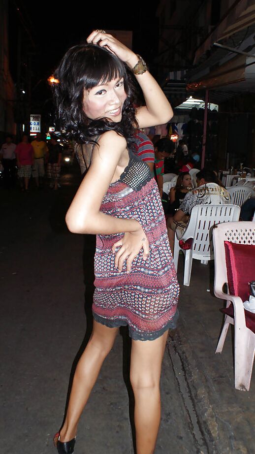 16P Big tit travesti tailandesa Candids saindo para a cidade e posando em vestidos