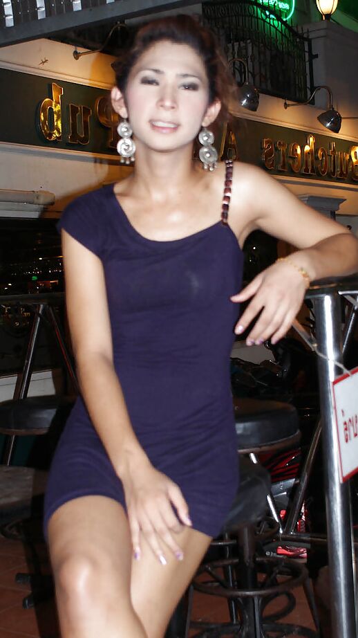 16P Big tit travesti tailandesa Candids saindo para a cidade e posando em vestidos