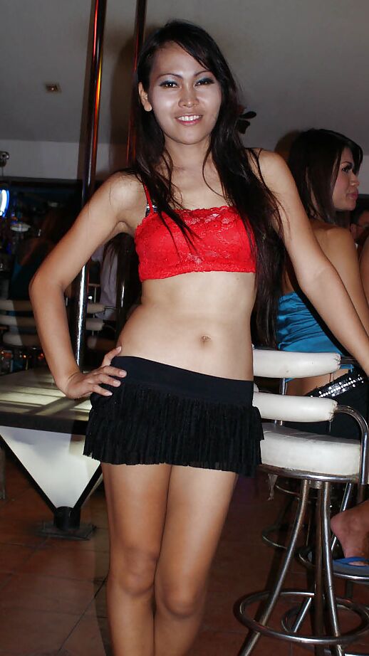 16P Big tit travesti tailandesa Candids saindo para a cidade e posando em vestidos