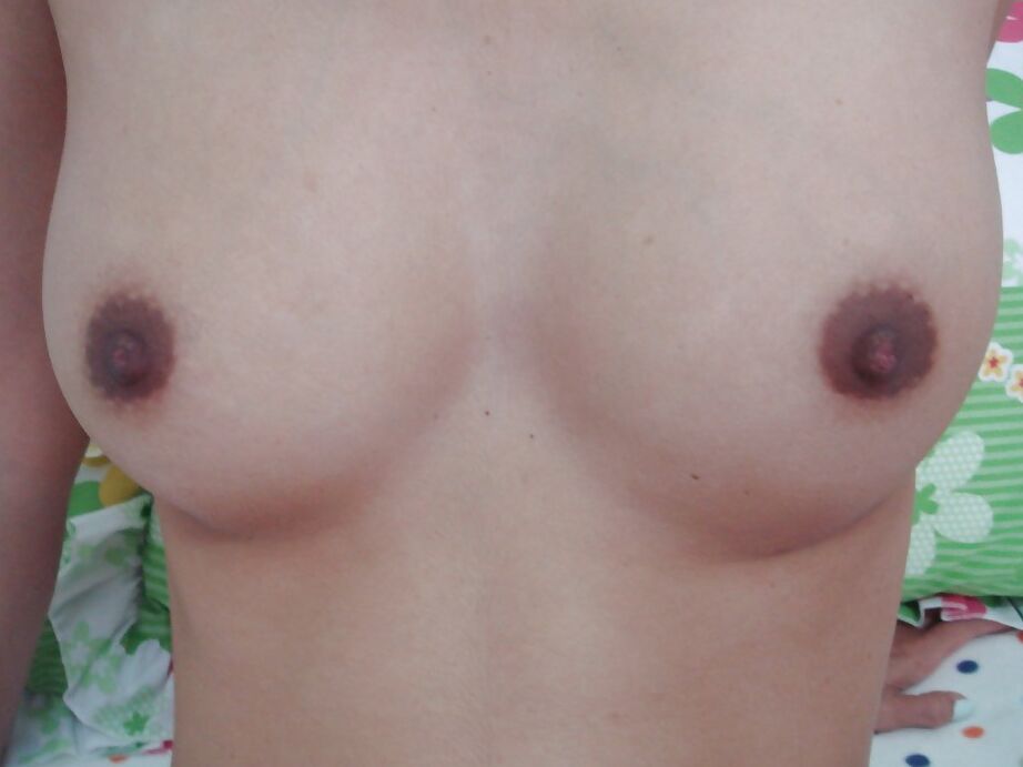 Das 16-jährige asiatische Babe Lana Fingering neckt ihre großen Titten in schwarzen Dessous