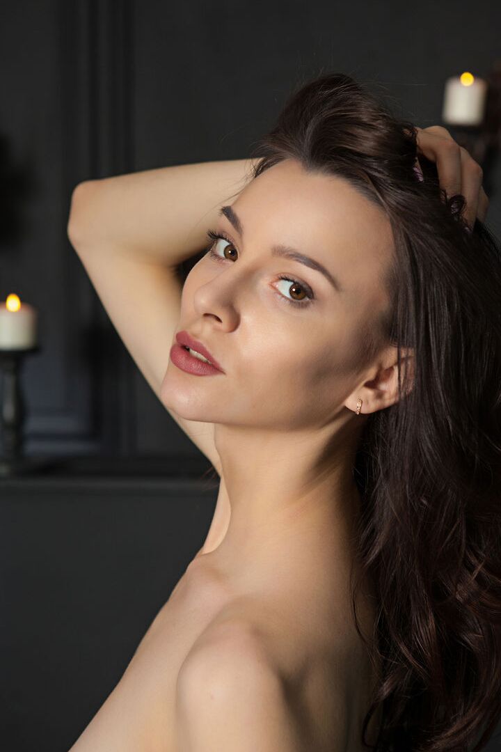 16P La brune sensuelle Amber B montre nue sa chatte et son cul rasés d'adolescente.
