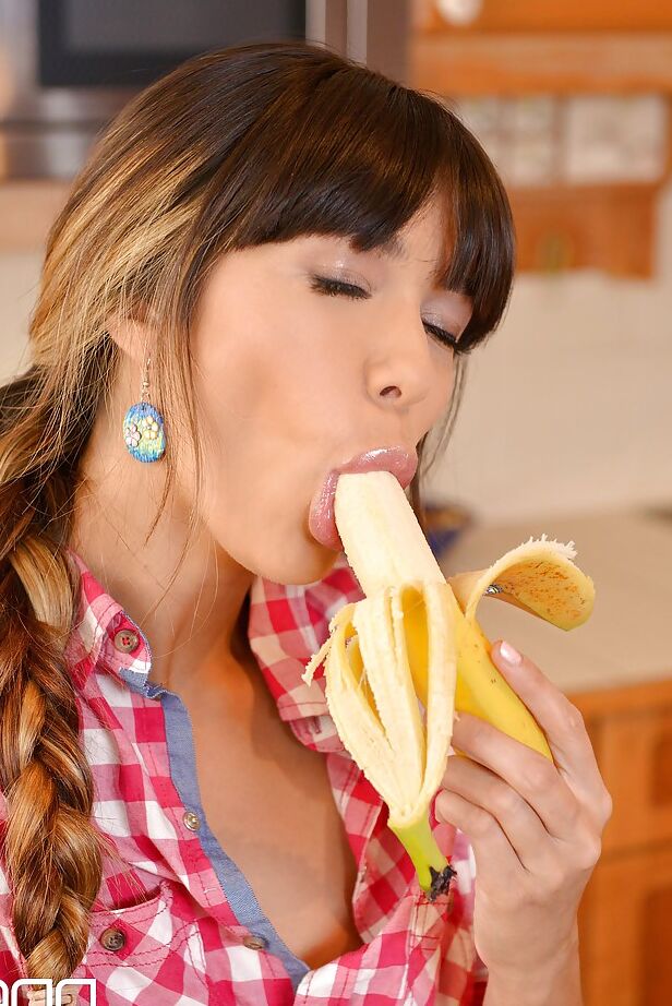 16P A adolescente europeia gostosa Mona Kim comendo uma banana da maneira mais sexy