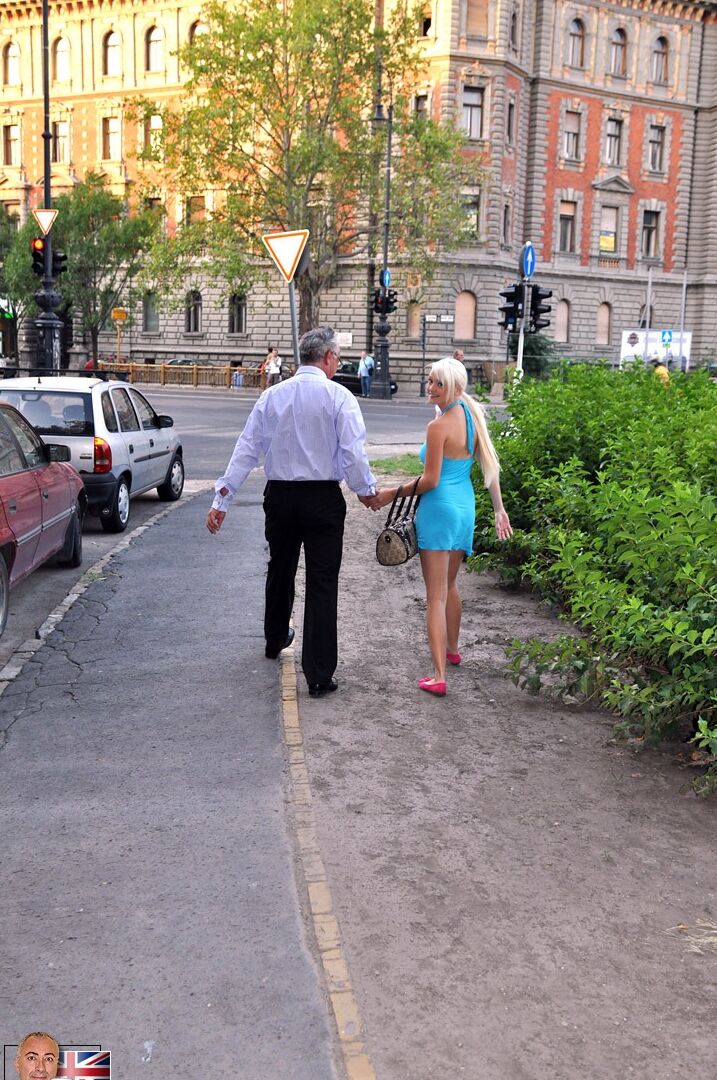 15P Une jeune blonde vit son fantasme de sucer et de baiser un vieil homme