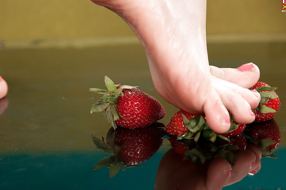 16P La jolie blonde MILF Goldie Ray écrase des fraises pieds nus sur la table