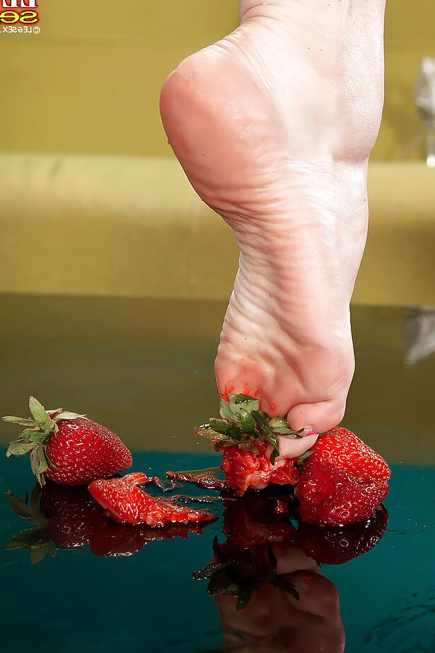 16P La jolie blonde MILF Goldie Ray écrase des fraises pieds nus sur la table