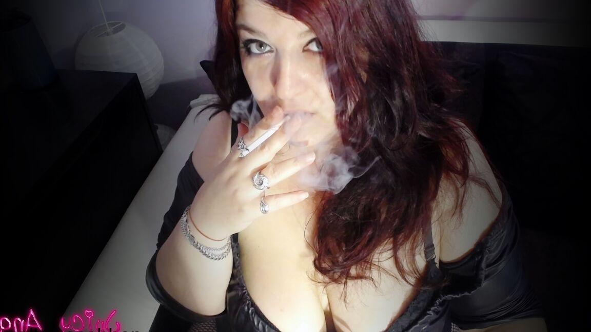 21P Fatty Stella se masturba com meia arrastão e brinca com o decote