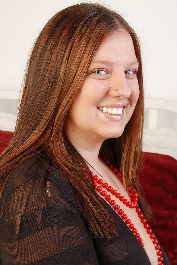 16P Mulher gorda ruiva com piercings nos mamilos está se masturbando