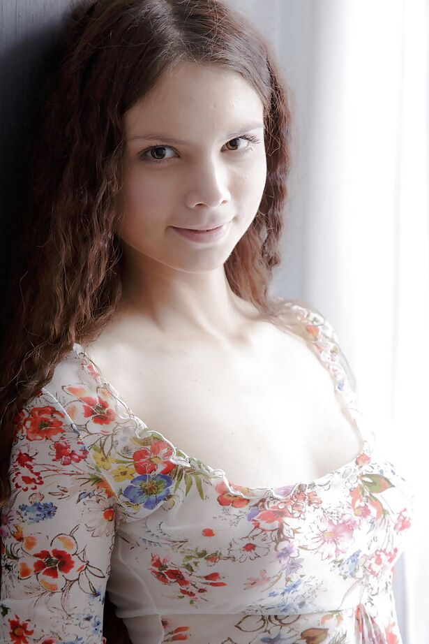 16P Solo Babe Mary spielt mit einem Dildo die perfekte rosa Muschi für Nahaufnahmen