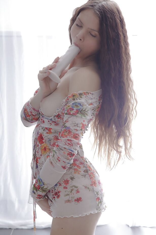 16P Solo Babe Mary spielt mit einem Dildo die perfekte rosa Muschi für Nahaufnahmen