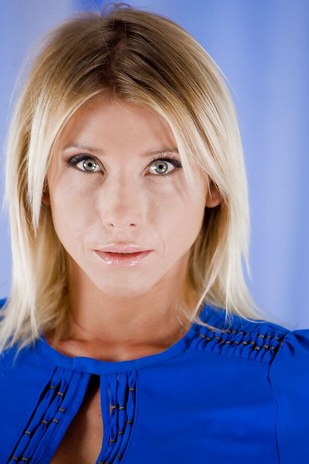 16P Blonde Euro maman Rita Moor au noir en semi-nue et en lingerie