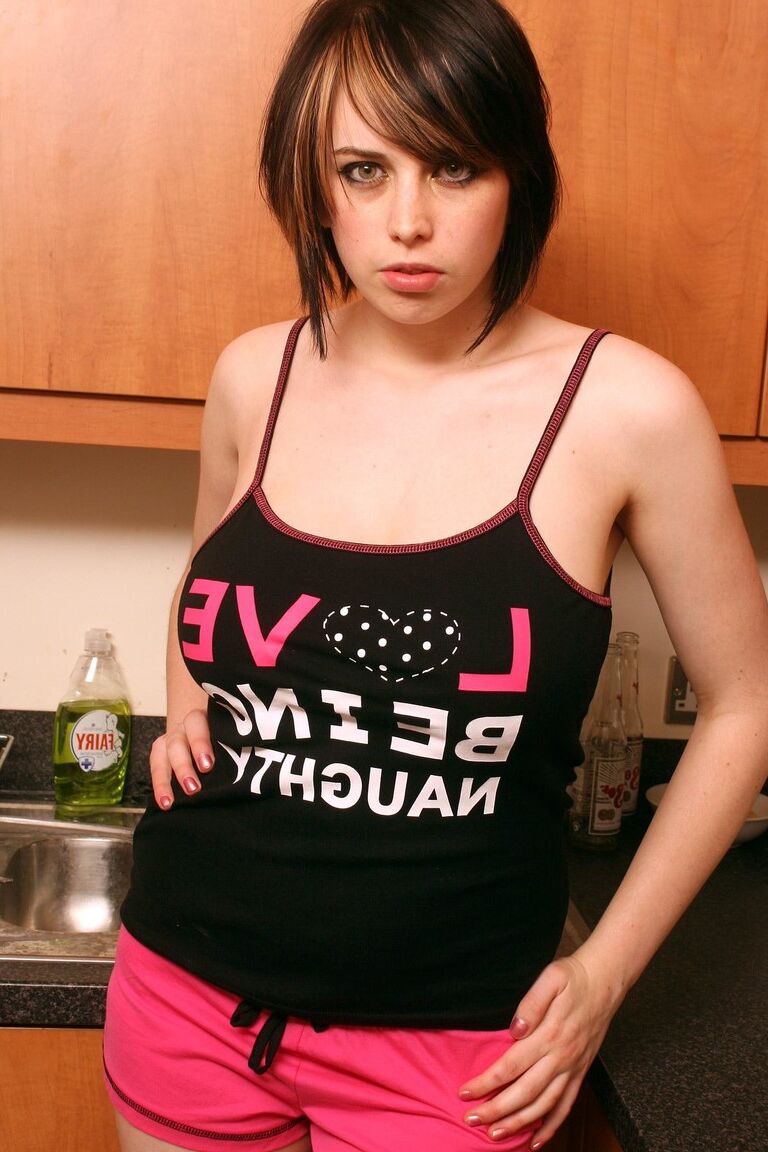 21P A adolescente sexy Louisa mostra seus peitos enormes e fica bagunçada na cozinha