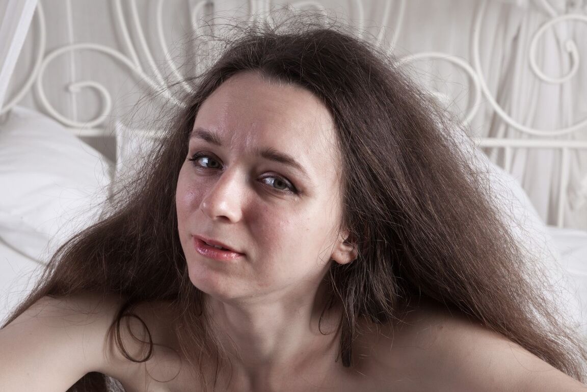16P La delgada amateur Lisa Li muestra sus axilas peludas antes de separar su coño totalmente natural