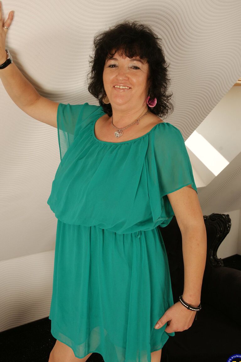 21P Mature BBW Graciela se doigte la chatte dans ses bas teints