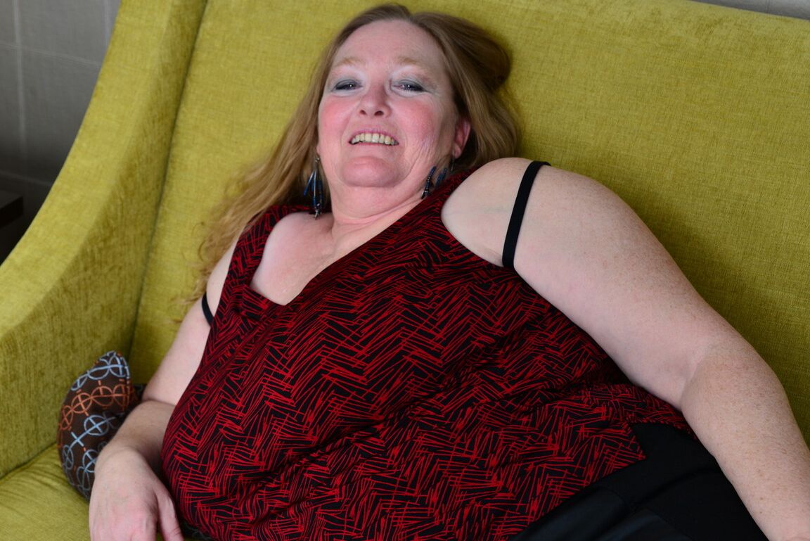 16P British BBW sets her saggy old boobs free in mesh nylons and black boots