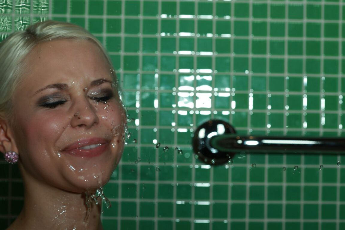21P La blonde sexy Dido Angel suce gentiment une bite après avoir goûté de la pisse dans la salle de bain
