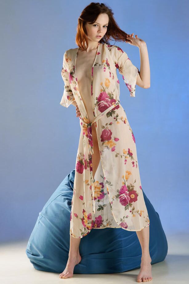 16P A adolescente Janina A tira um robe com estampa floral para modelar nua