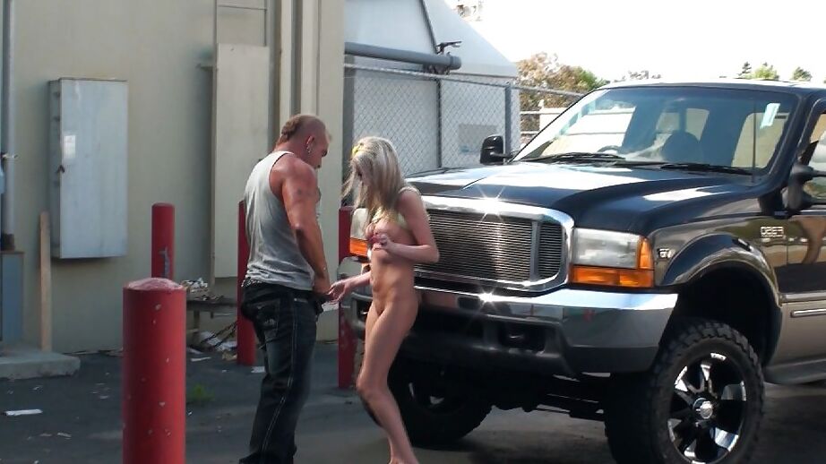 16P Chicas tetonas Kaylee Hilton chupando una polla y siendo follada al aire libre
