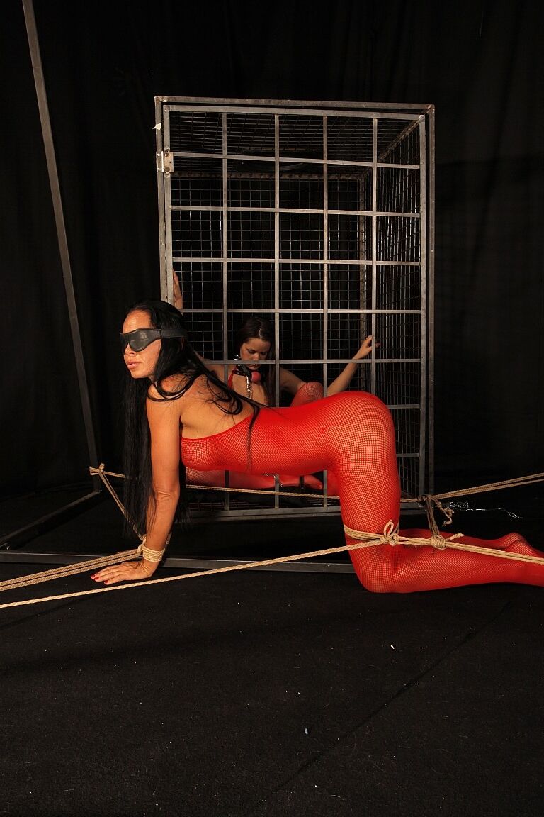 19P Femdom Kathia Nobili domina e brinca com sua escrava vendada Christina Bella