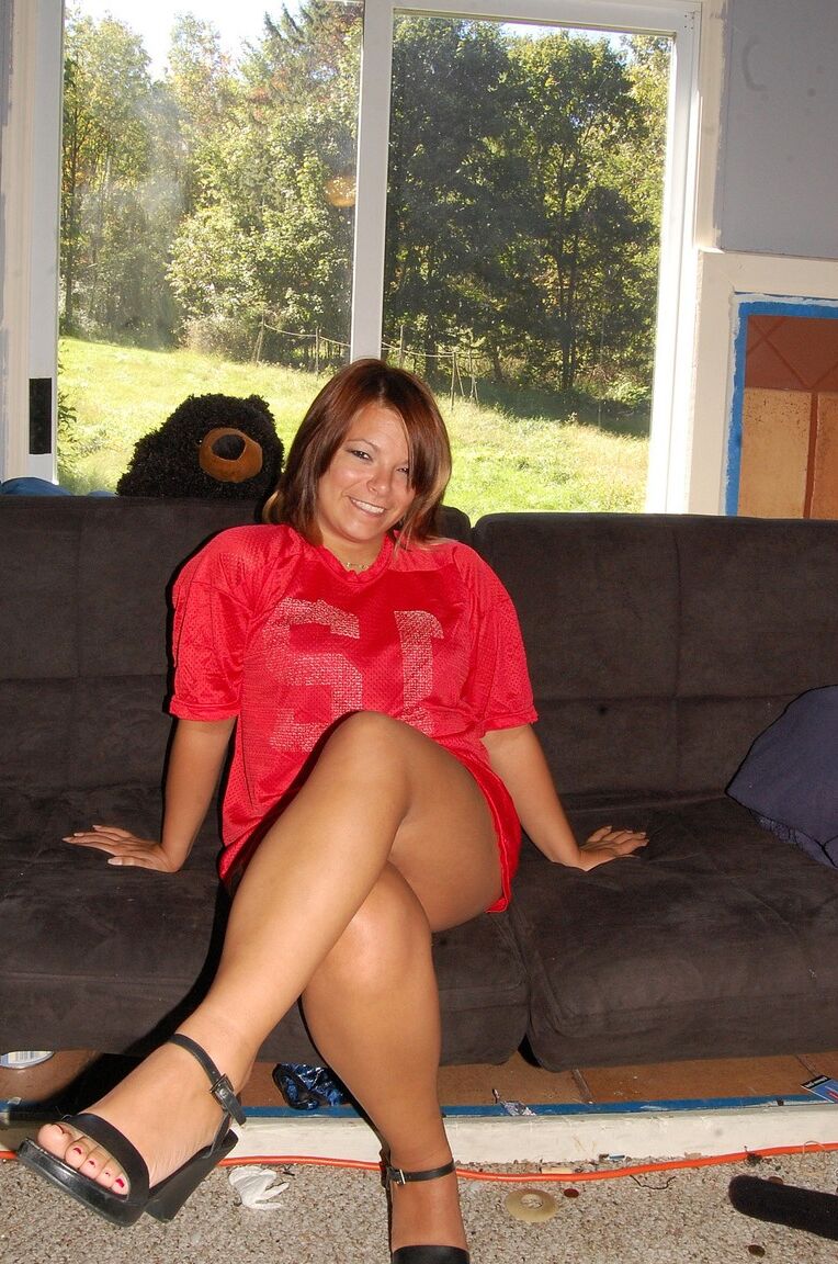 17P Pudgy redhead Sammy Sui spreads pussy wide for toying & uses vibrator on clit