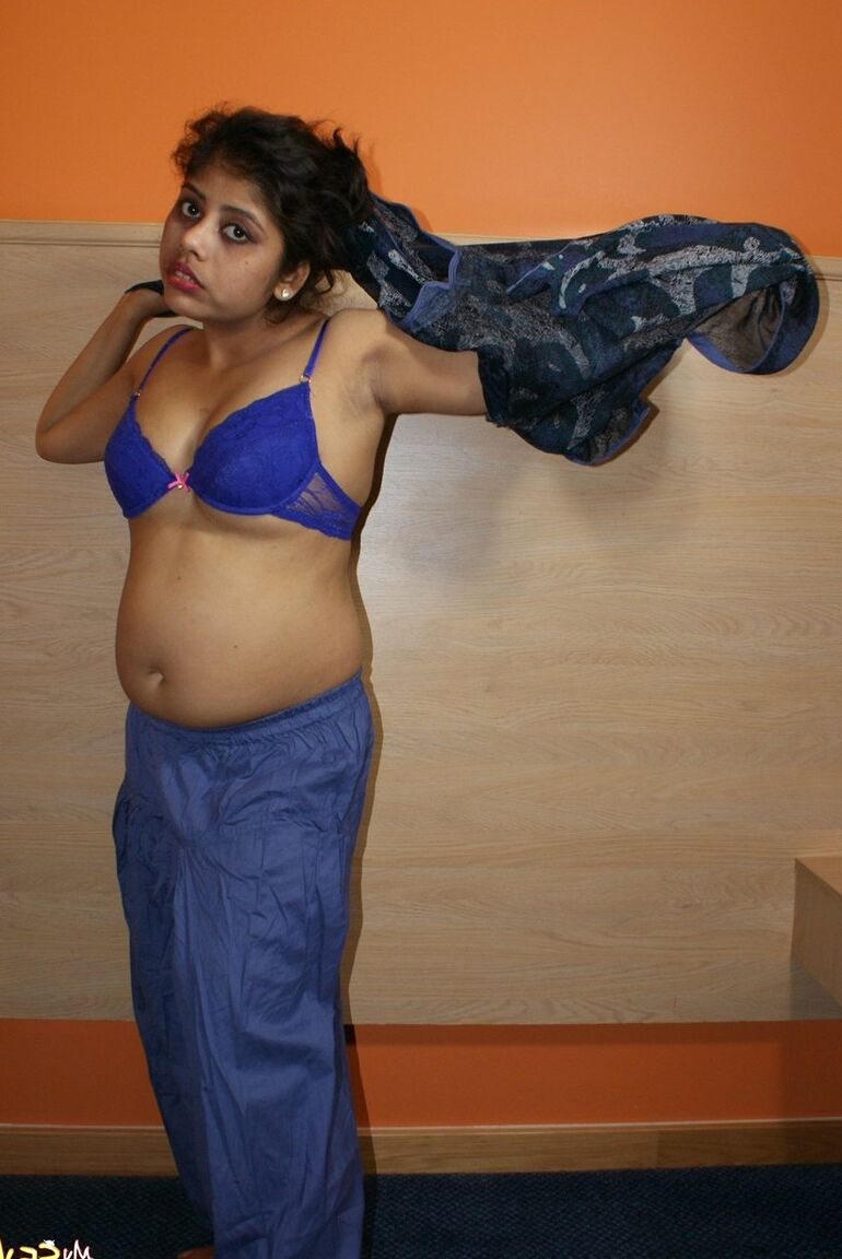 15P A indiana gorda Rupali descobre os seios antes de tirar um fio dental