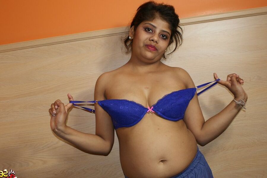 15P A indiana gorda Rupali descobre os seios antes de tirar um fio dental