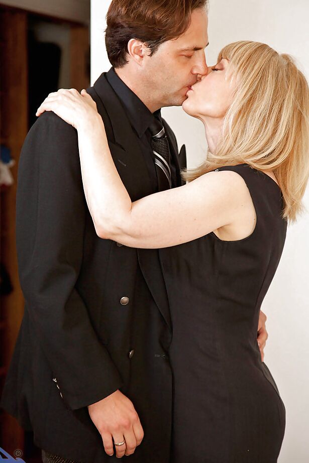 15P La rubia Nina Hartley chupa una polla y tiene su cara madura cubierta de crema