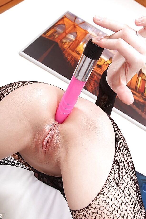 16P Zierliche Brünette in sexy Strumpfhosen spielt mit ihrem engen Analloch