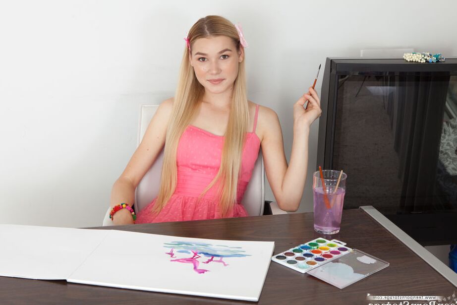20P A doce adolescente Tiffany fica totalmente nua enquanto pinta com aquarela