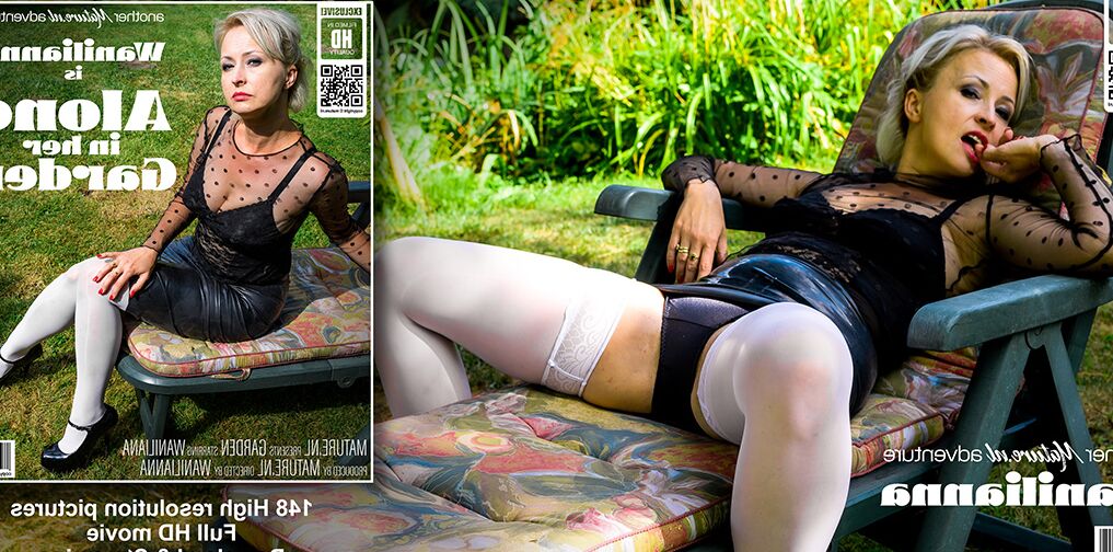 11P MILF Wanilianna juega con su coño afeitado en el jardín