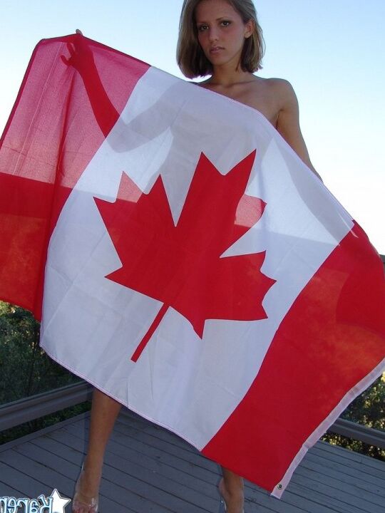 12P A adolescente canadense Karen envolve seu corpo nu em uma bandeira em seu deck traseiro
