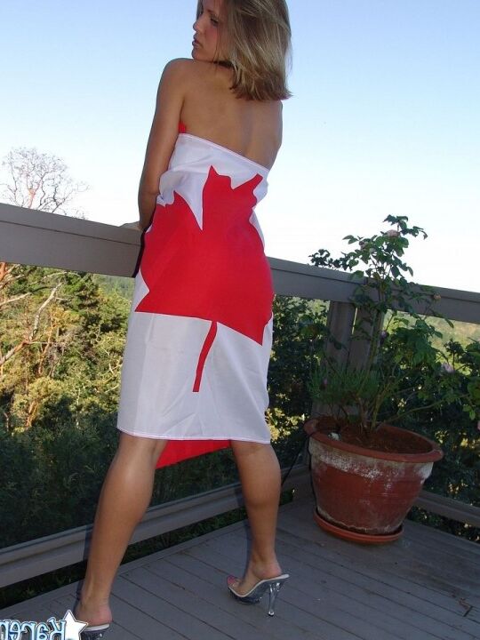 12P A adolescente canadense Karen envolve seu corpo nu em uma bandeira em seu deck traseiro