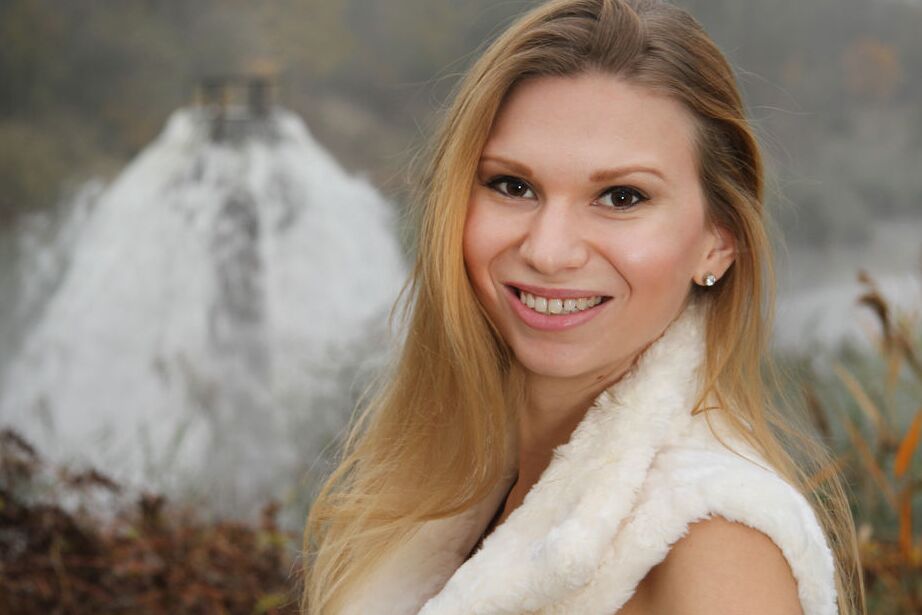 16P La joven rubia Pauliana se desnuda totalmente con una cascada de fondo