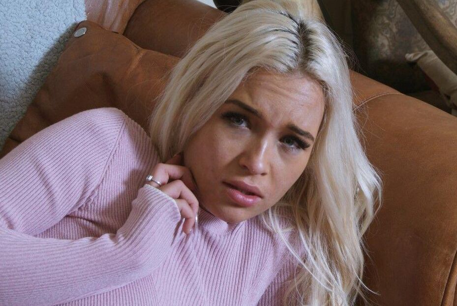 16P Jolie blonde en short