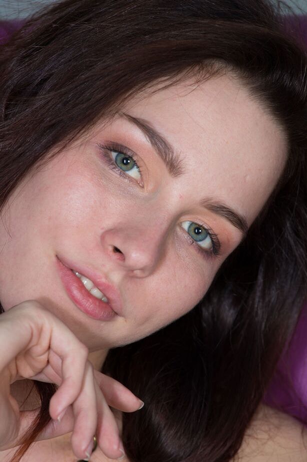 16P Шаловливая Alyse снимает сексуальное платье, чтобы обнаженной вымолить твердый член