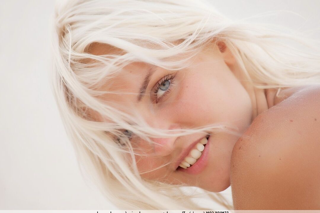 Die 16P-Platinblondine Kristy stellt bei einem Aktmodel-Auftritt ihren engen Arsch zur Schau