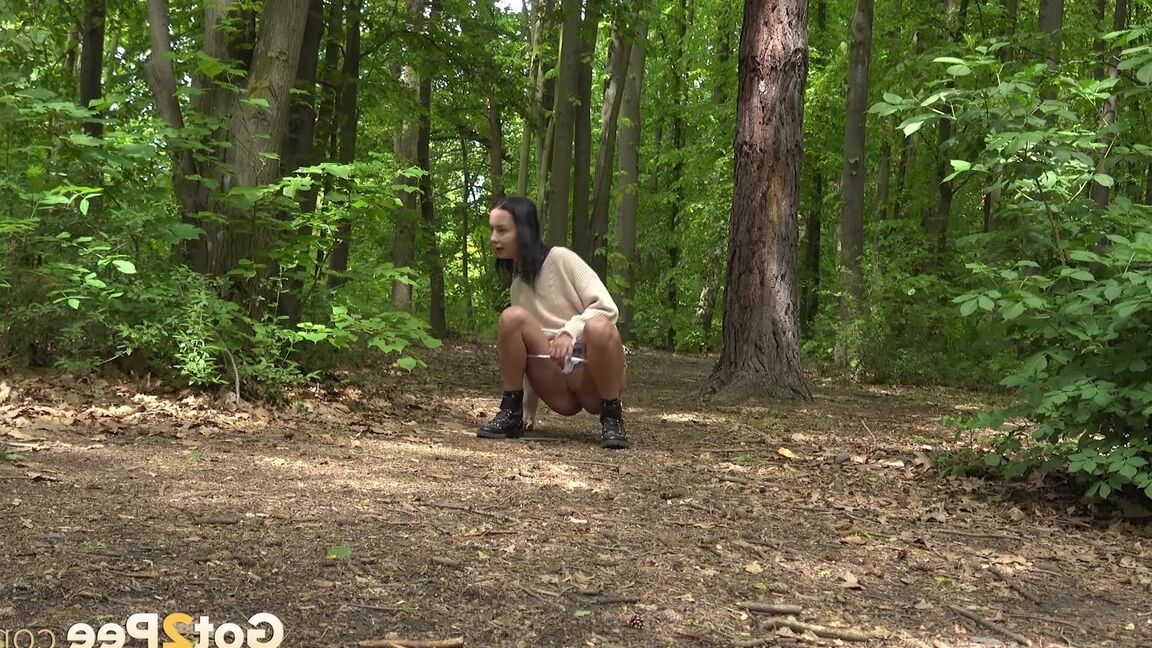 15P Brunette female Freya Dee takes a piss in a mature forest