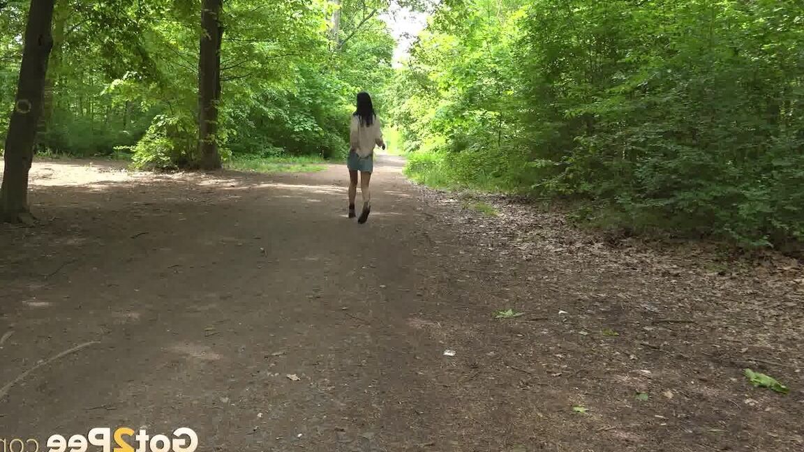 15P Brunette female Freya Dee takes a piss in a mature forest