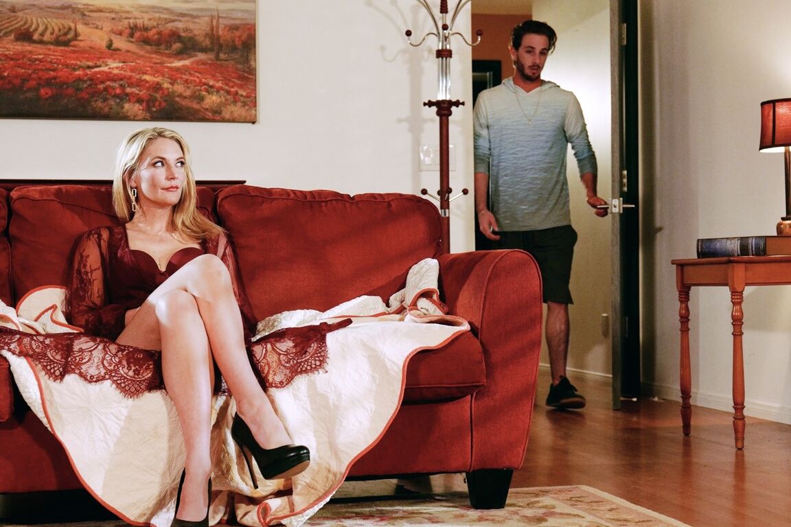 15P La MILF rubia Mona Wales seduce a su chico con una bata transparente y lencería a juego