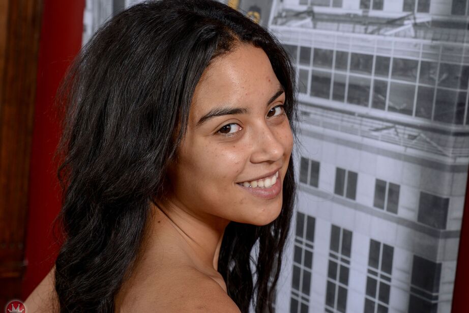 16P Latina amadora morena Maya Bijou mostra sua buceta escancarada abrindo bem as pernas