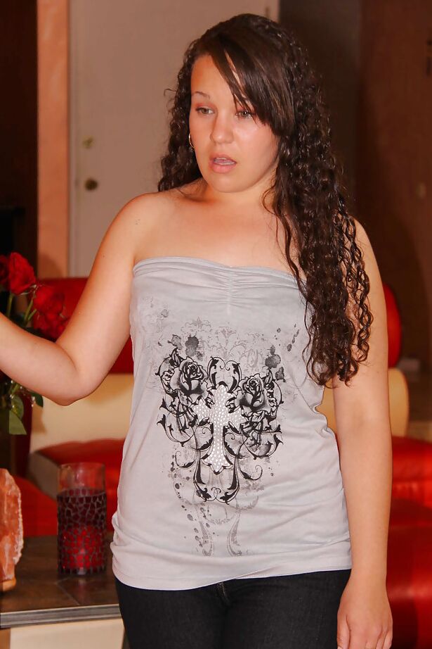 Tyler Faith, une MILF aux gros seins 16P, se déshabille pour une baise hardcore.