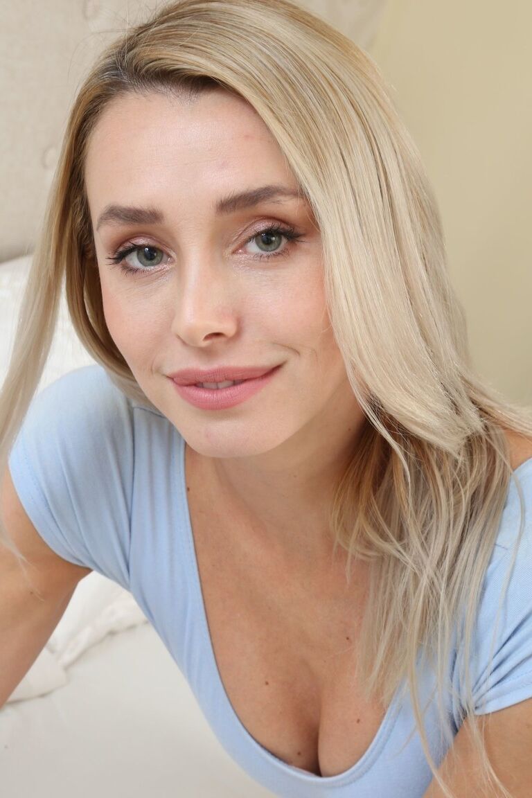 21P A princesa esbelta Dominika sorri enquanto posa com sua meia-calça nova