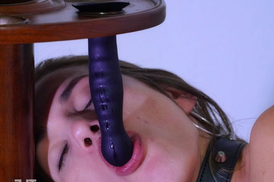 16P A morena sexy de olhos castanhos Shannon está algemada nua a um cabide Ela adora