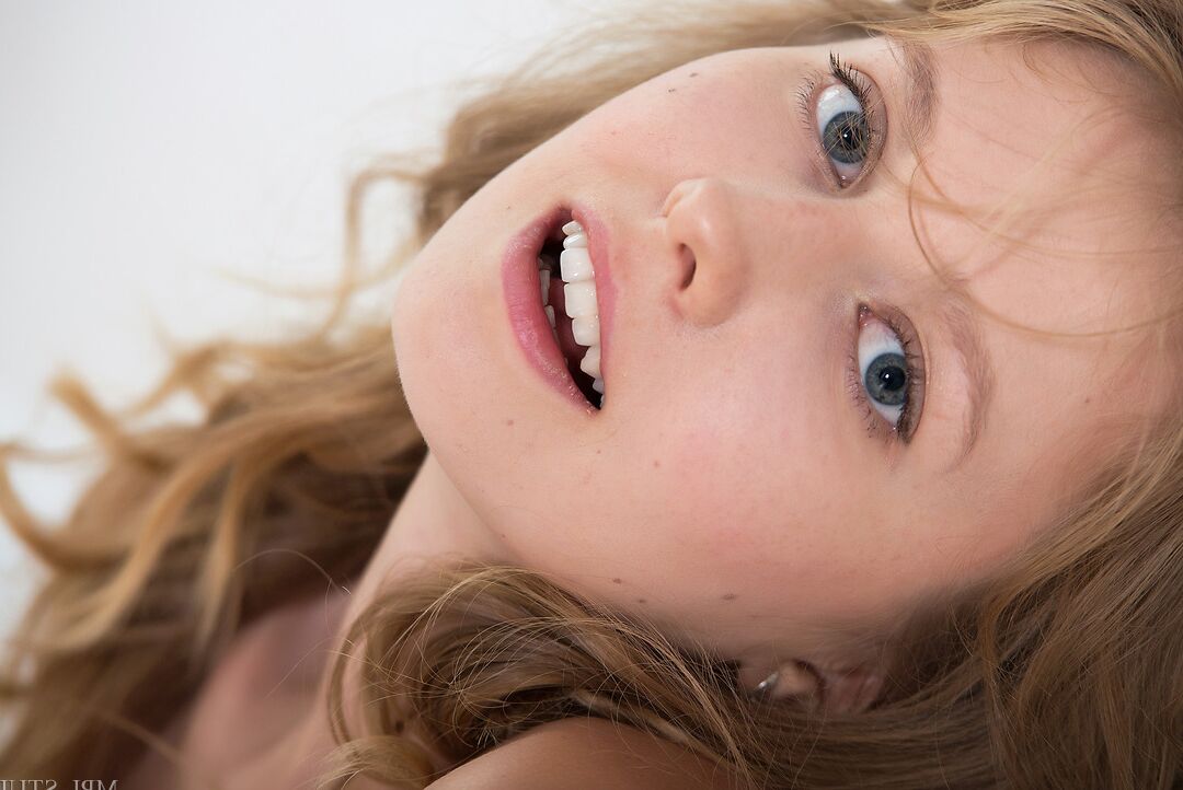 Das 12P-Glamour-Girl schlüpft für ein völlig nacktes Shooting aus seinem gestreiften Kleid