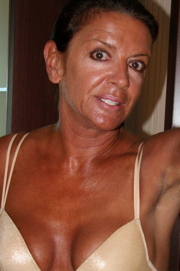 16P Fotos en primer plano de la anciana británica Lady Sarah exponiendo su vagina