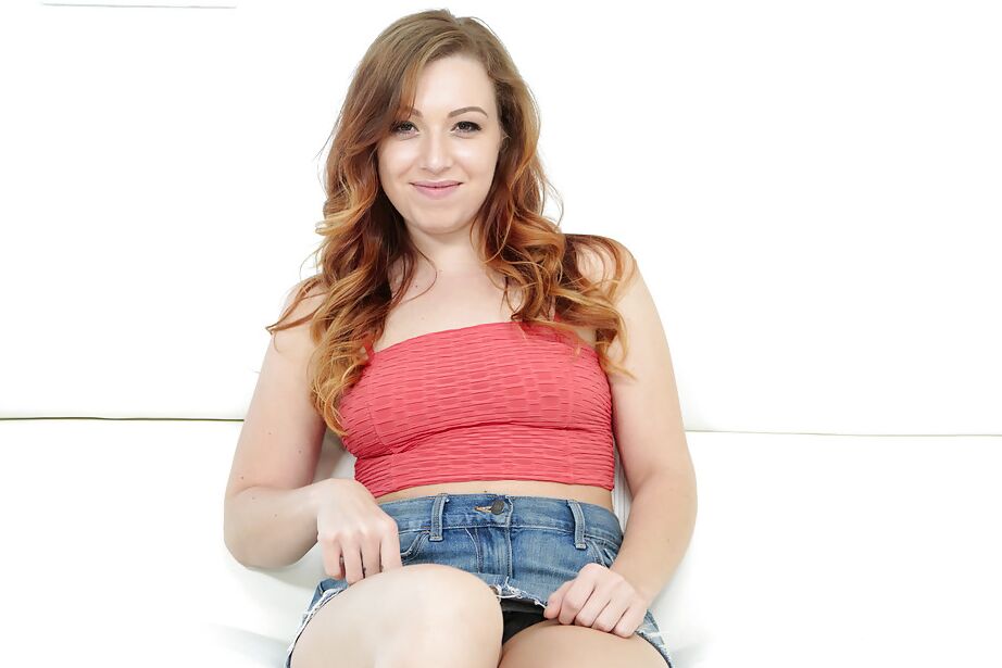 16P Montana Joleigh, jeune amateur aux gros seins, se déshabille pour le canapé du casting.