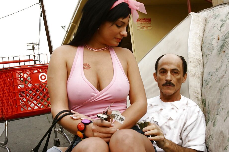 16P Kitty Bella, jeune fille aux gros seins, se déshabille et se fait baiser par un vieil homme