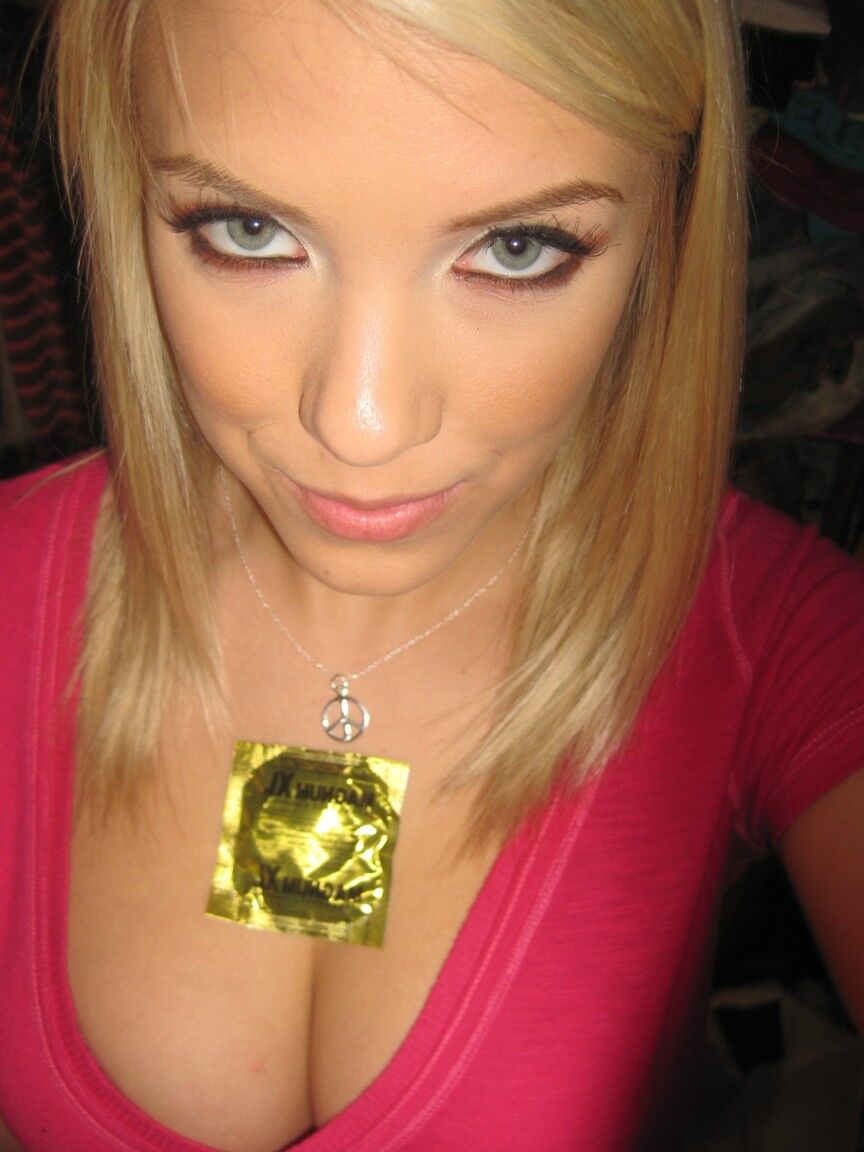 17P A linda loira atrevida Britney Beth brinca com decote antes de mostrar peitos grandes