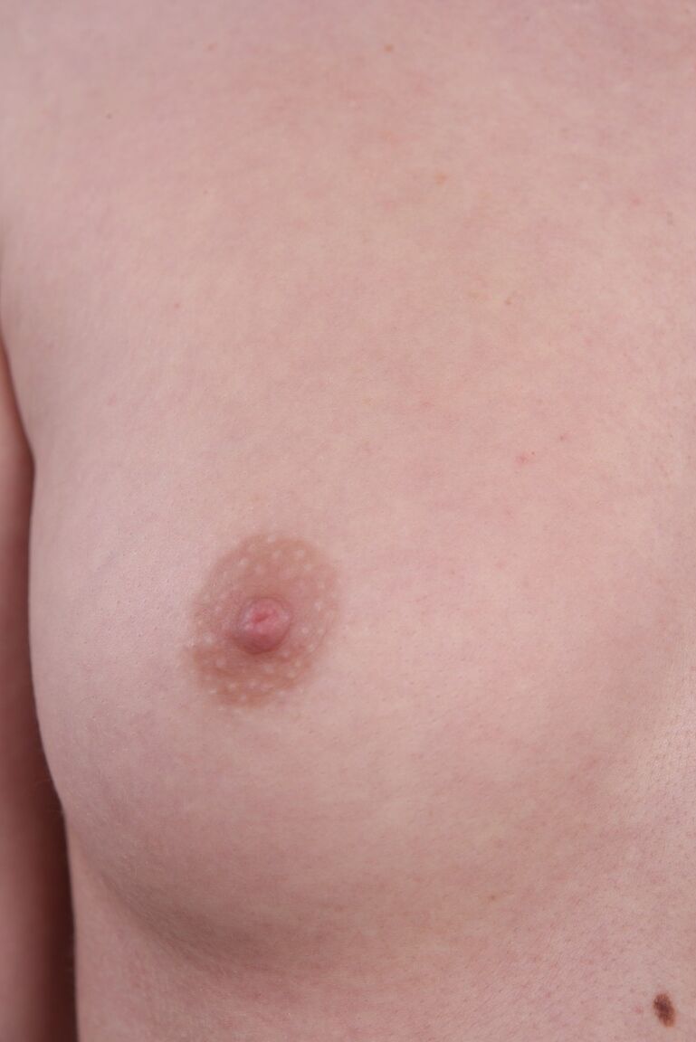 Das 15P-Amateurmädchen Stana zieht sich nackt aus, bevor sie ihre rasierte Vagina in Nahaufnahme sieht