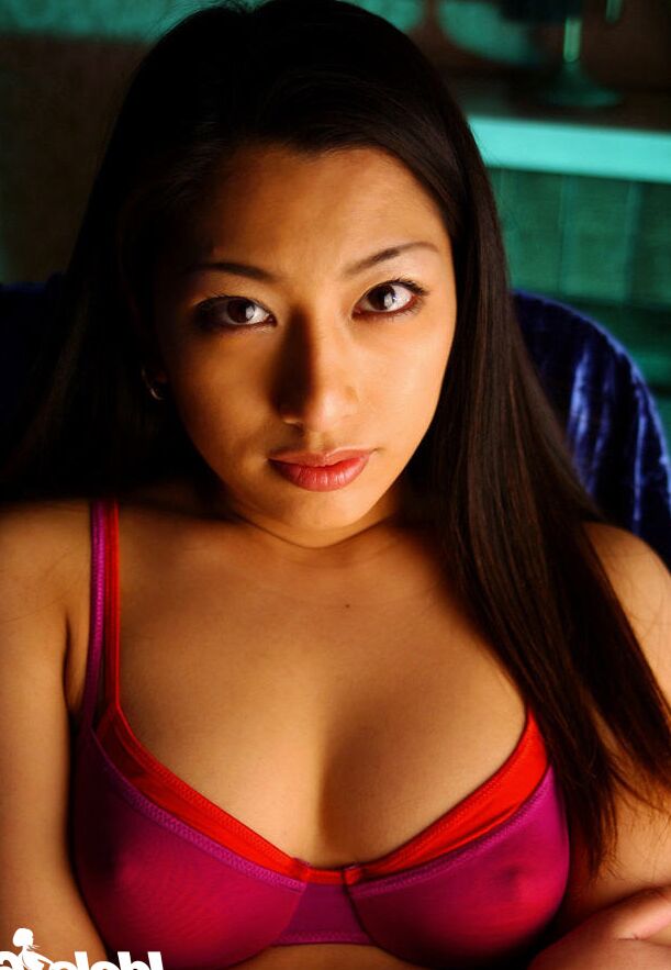 16P La impresionante asiática Ran Asakawa descubriendo sus pequeñas y diminutas tetas