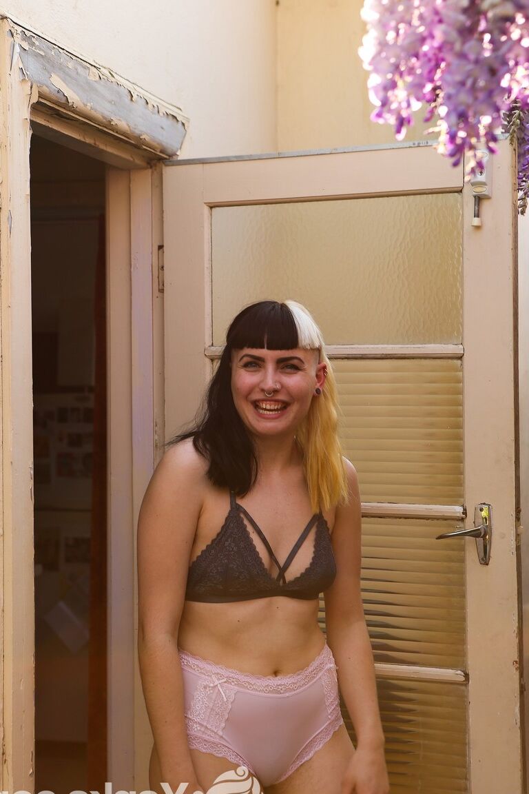 17P La punky Marina muestra sus tetas naturales y se masturba al aire libre
